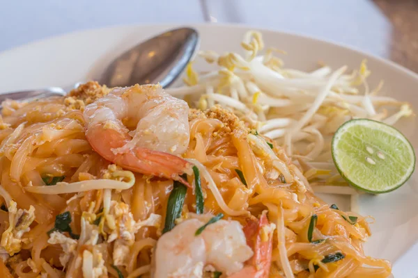 Thais eten pad thai, roer bak noedels met garnalen in pad thai st — Stockfoto