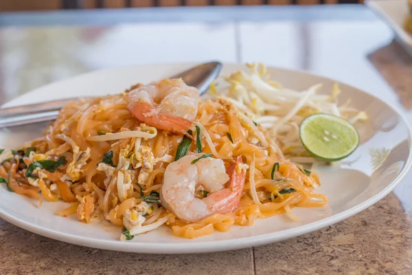 Nourriture thaïlandaise Pad thai, Faire frire les nouilles avec des crevettes dans pad thai st — Photo