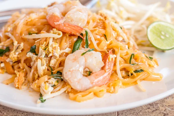 Thai food Pad Thai, Stir fry noodles with shrimp in pad thai st Лицензионные Стоковые Фото