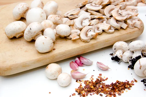 Mushrooms on chopping board — Stock Photo, Image