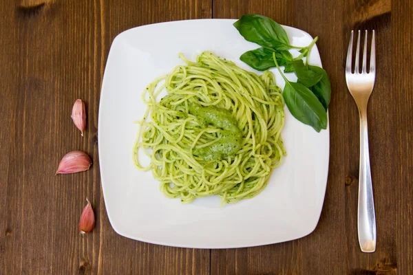 ahşap masa üzerine pesto ile spagetti