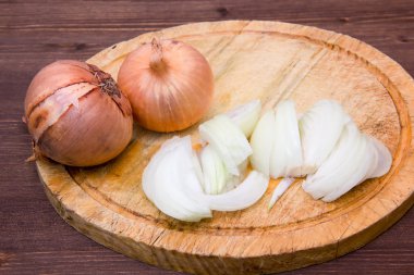 ahşap üzerine soğan kesmek