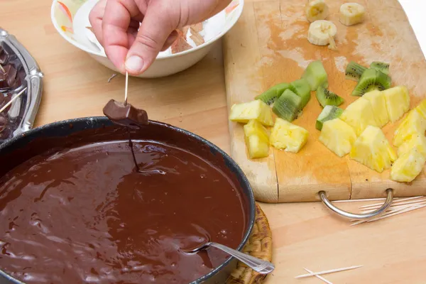 Preparación de frutas con chocolate —  Fotos de Stock