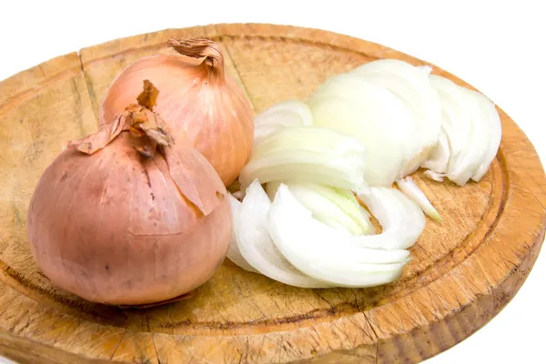 Cebola cortada em tábua de cortar — Fotografia de Stock