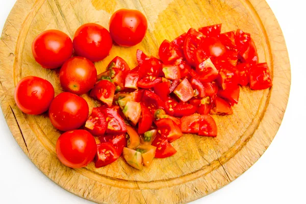 Вырезать помидоры на доске — стоковое фото