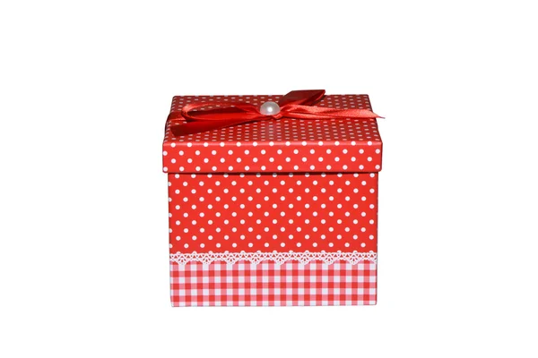 白い背景の上の単一の赤いギフト ボックス — ストック写真