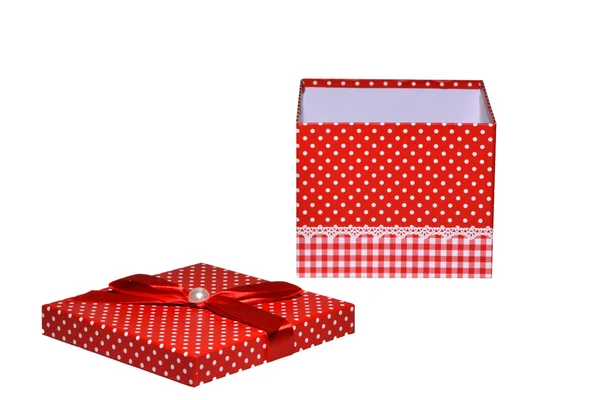 Єдина червона подарункова коробка на білому тлі — стокове фото