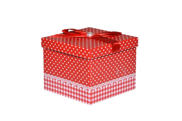 beyaz zemin üzerine kırmızı tek hediye kutusu