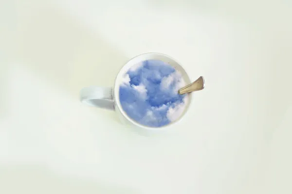 空、エネルギー & 想像力のシンボルとコーヒーのカップ — ストック写真