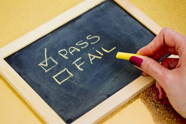 Pass of fail schrijven op blackboard — Stockfoto