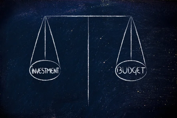 Balance que mide la inversión y el presupuesto — Foto de Stock