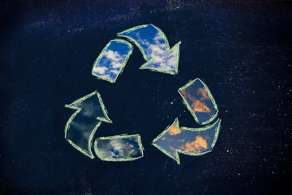 Economía verde: reciclar símbolo en pizarra —  Fotos de Stock