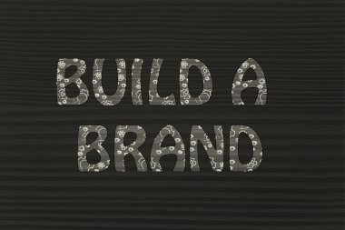 parlayan tornalama deseni ile yazılı bir marka oluşturmak