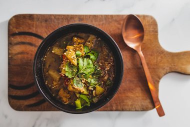 Vejetaryen Türk sebzeleri, güveç, sağlıklı bitki temelli yemek tarifleri.