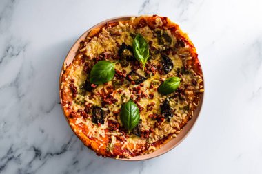 Vejetaryen pizza, sütsüz peynir ve bitkisel et, sağlıklı bitki temelli yemek tarifleri.