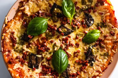 Vejetaryen pizza, sütsüz peynir ve bitkisel et, sağlıklı bitki temelli yemek tarifleri.