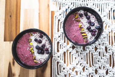 Vejetaryen acai yaban mersini, hindistancevizi smoothie kasesi, sağlıklı bitki temelli yemek tarifleri.