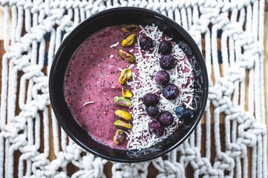 Vejetaryen acai yaban mersini, hindistancevizi smoothie kasesi, sağlıklı bitki temelli yemek tarifleri.