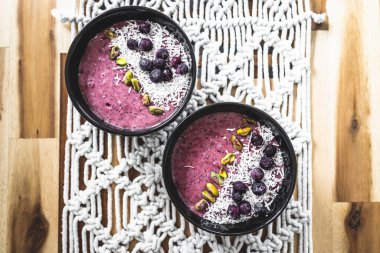 Vejetaryen acai yaban mersini, hindistancevizi smoothie kasesi, sağlıklı bitki temelli yemek tarifleri.