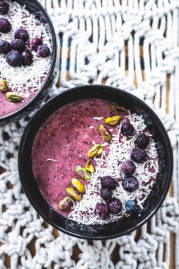 Vejetaryen acai yaban mersini, hindistancevizi smoothie kasesi, sağlıklı bitki temelli yemek tarifleri.