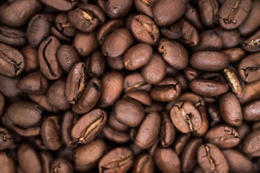 Kahve çekirdeklerini ambalaj poşetine koymak, basit, sağlıklı malzemeler kavramı.