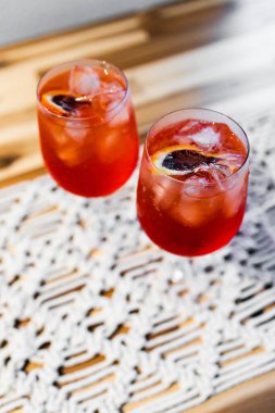 Buzlu ve kanlı portakal dilimli portakal suyu kokteylleri, içecekler ve içecekler.