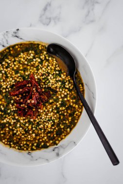 Baharatlı karabuğday çorbası ve kurutulmuş domatesli ıspanak, sağlıklı bitki temelli yemek tarifleri.