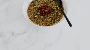 Baharatlı karabuğday çorbası ve kurutulmuş domatesli ıspanak, sağlıklı bitki temelli yemek tarifleri.