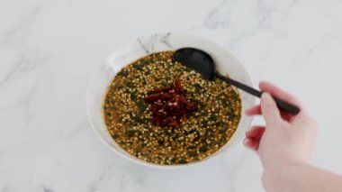 Baharatlı karabuğday çorbası ve kurutulmuş domatesli ıspanak, sağlıklı bitki temelli yemek tarifleri.