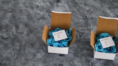 Etiketler, yarışmalar ve müşteri seçimleri konsepti üzerinde Ürün 1 ve 2 ile çevrimiçi dağıtım paketleri
