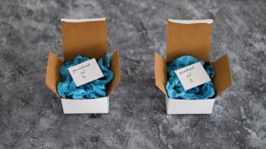 Etiketler, yarışmalar ve müşteri seçimleri konsepti üzerinde Ürün 1 ve 2 ile çevrimiçi dağıtım paketleri