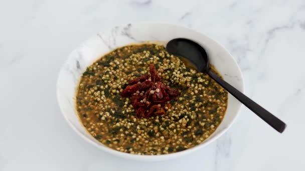 Trigo Sarraceno Vegano Com Caldo Picante Espinafre Coberto Com Tomates — Vídeo de Stock