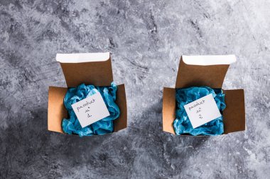 Etiketler, yarışmalar ve müşteri seçimleri konsepti üzerinde Ürün 1 ve 2 ile çevrimiçi dağıtım paketleri