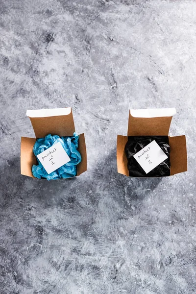 製品とオンライン配達小包ボックス1と2異なる色のタグ 競争の概念と顧客の選択 — ストック写真