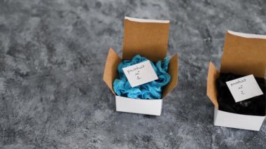Ürün 1 ve 2 ile çevrimiçi dağıtım kutuları farklı renklerde etiketler, yarışma konsepti ve müşteri seçimleri