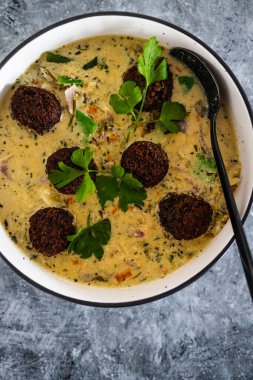 Karışık sebzeli vejetaryen yeşil köri ve bitki bazlı köfte, sağlıklı bitki bazlı yemek tarifleri.