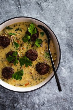 Karışık sebzeli vejetaryen yeşil köri ve bitki bazlı köfte, sağlıklı bitki bazlı yemek tarifleri.