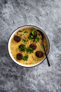 Karışık sebzeli vejetaryen yeşil köri ve bitki bazlı köfte, sağlıklı bitki bazlı yemek tarifleri.