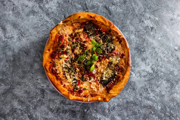 Kızarmış patatesli vejetaryen pizza ve sütsüz peynir, sağlıklı bitki temelli yemek tarifleri.