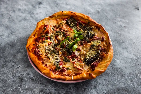 Kızarmış patatesli vejetaryen pizza ve sütsüz peynir, sağlıklı bitki temelli yemek tarifleri.