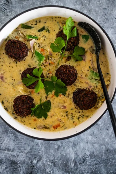 Karışık sebzeli vejetaryen yeşil köri ve bitki bazlı köfte, sağlıklı bitki bazlı yemek tarifleri.