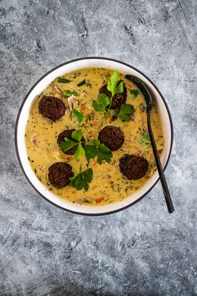 Karışık sebzeli vejetaryen yeşil köri ve bitki bazlı köfte, sağlıklı bitki bazlı yemek tarifleri.