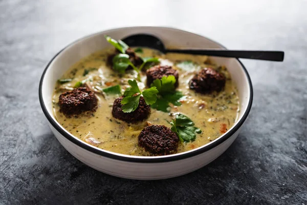 Karışık sebzeli vejetaryen yeşil köri ve bitki bazlı köfte, sağlıklı bitki bazlı yemek tarifleri.