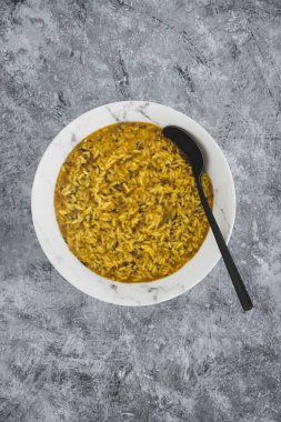 Kişniş tohumlu vejetaryen körili pilav ve biber taneleri, sağlıklı bitki temelli yemek tarifleri.