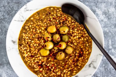 Vejetaryen baharatlı arpa, zeytin ve biber soslu, sağlıklı bitkisel yemek tarifleri.