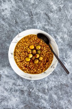 Vejetaryen baharatlı arpa, zeytin ve biber soslu, sağlıklı bitkisel yemek tarifleri.