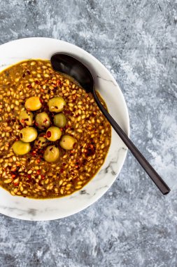 Vejetaryen baharatlı arpa, zeytin ve biber soslu, sağlıklı bitkisel yemek tarifleri.