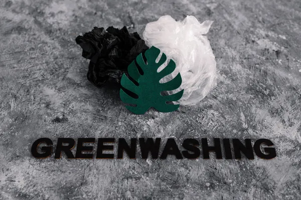 Зеленомытие Компании Претендующие Устойчивый Концептуальный Имидж Лист Бумаги Рядом Пластиковыми — стоковое фото