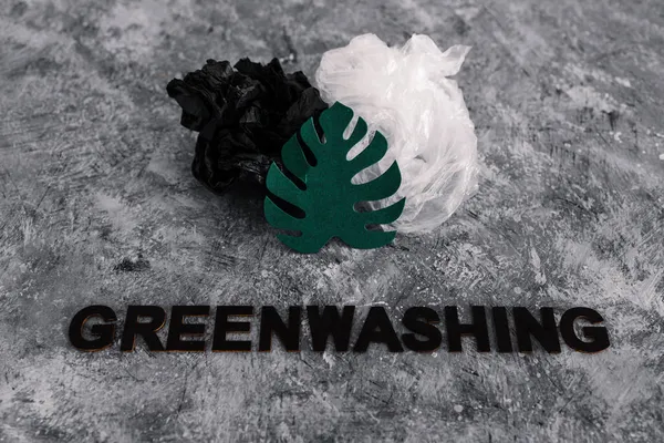 yeşil çamaşır ve sürdürülebilir kavramsal görüntü gibi davranan şirketler, altında yazı olan plastik atıkların yanında kağıt yaprak