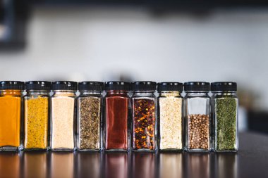 Baharat tohumları ve baharatlar düzenli kiler rafındaki baharat kavanozları, basit vejetaryen malzemeleri ve yemeklerinizin lezzeti.